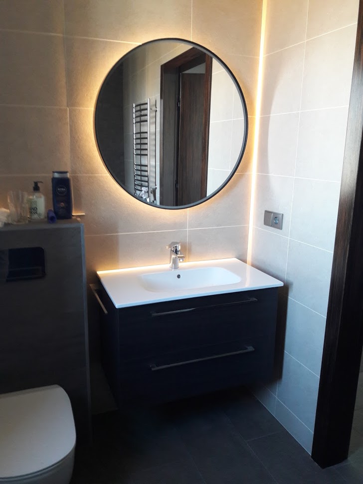 Make a Cozy Bathroom Using Round Makeup Mirror with Light - TRADUX MIRRORS