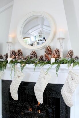 How to decorate a round mirror for Christmas
