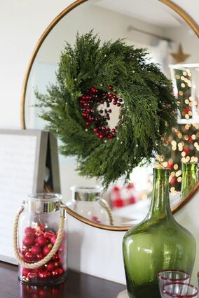 How to decorate a round mirror for Christmas