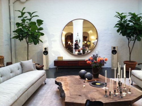 Round mirror living space